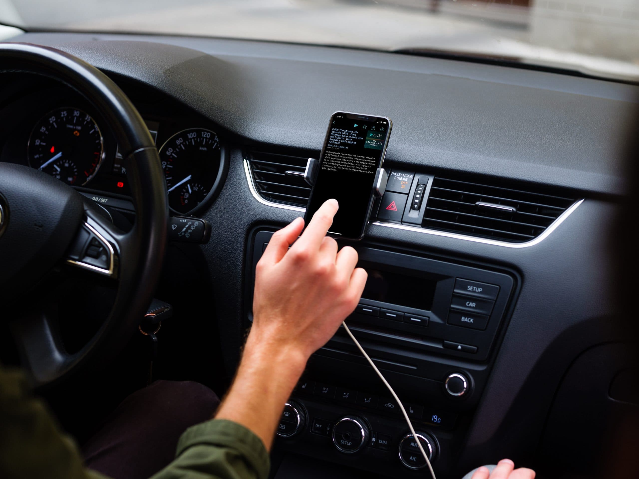 driver-interacting-with-iphone-11-mockup-in-car-mount