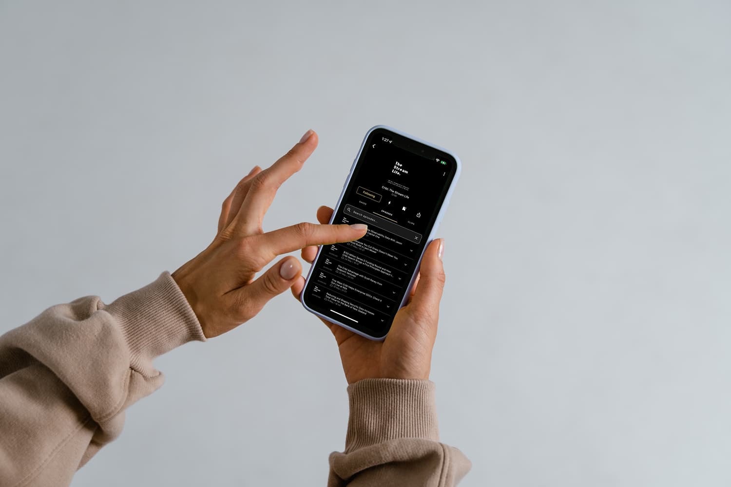 mockuuups-minimalistic-iphone-mockup-in-a-users-hand
